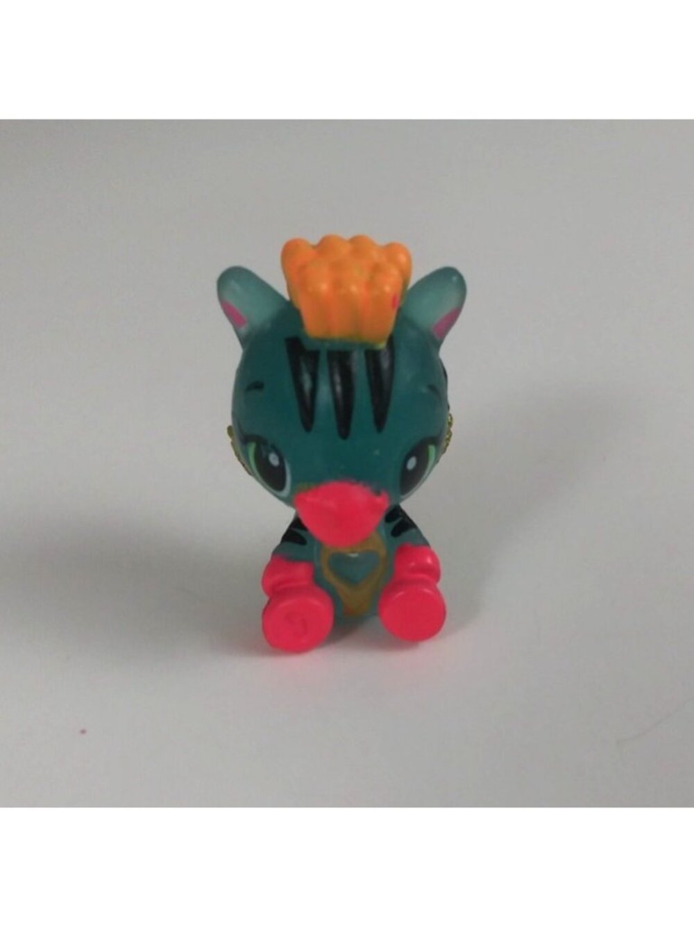 Hatchimals Colleggtibles Season 4 Neon Nightglow Blue Zebrush Exclusive